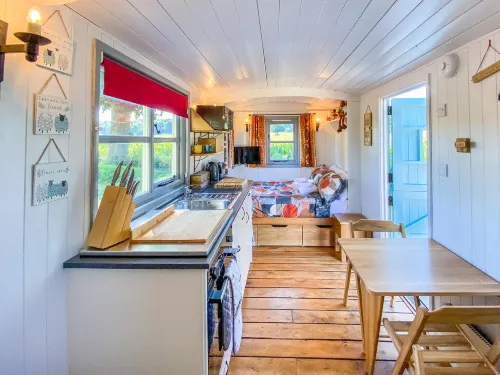 The Hideaway Hut - 1 Bed Shepherds Hut - Hereford - 3-Star