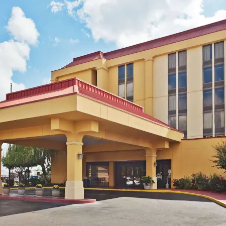 La Quinta Inn & Suites by Wyndham Memphis Airport Graceland