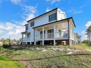 3Bd/25BA Home w/ Amazing Bay View & Pool