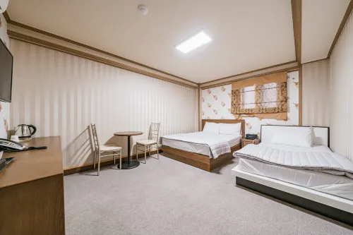 Gumi Road Hotel - parking