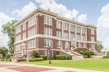 Days Inn & Suites by Wyndham Marshall