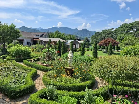 Mungyeong Giverny Pension Отели рядом с достопримечательностью «Ssangyong Valley»