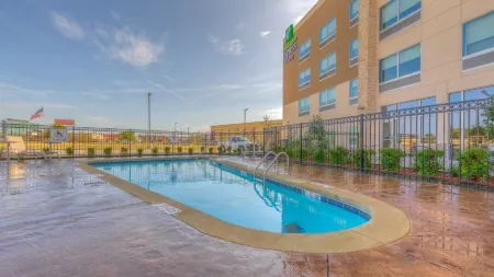 Holiday Inn Express & Suites Tulsa Midtown