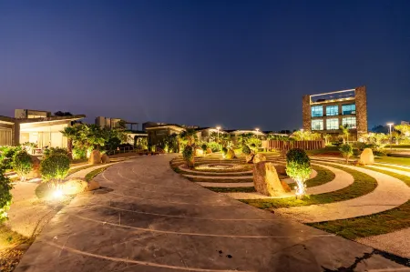 Basalt Paradise Resort and Spa Отели в г. Панчмахал