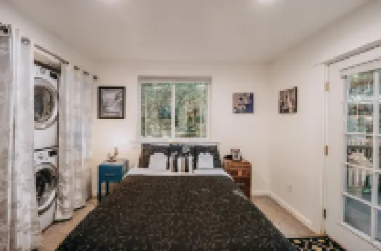 Mt Baker Lodging's Cabin #1 - with Wifi, Hot Tub, Pet Friendly