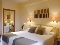 Hotel Los Robles - parking