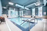 โรงแรม Holiday Inn Express & Suites Calgary Airport Trail NE บาย IHG - ที่มีสระว่ายน้ำ