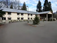 Crest Trail Lodge - parking