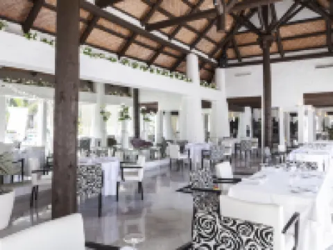 هوتل سويتس ألبايزين ديل مار فنادق في ألمونيكار