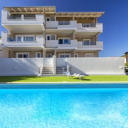 La terrazza sulla piscina