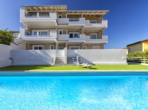 La terrazza sulla piscina