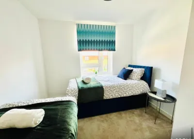 Honeybee Haven Retreat - 3 Bed House Hotel dekat Ashford International Station