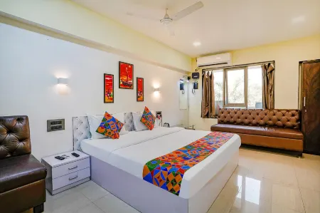 Fabexpress White House Отели рядом с достопримечательностью «Sri Sri Radha Madanmohan Temple»