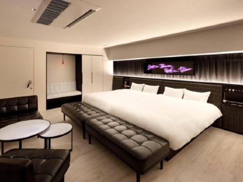 เธิร์ด เพลส โฮเทล