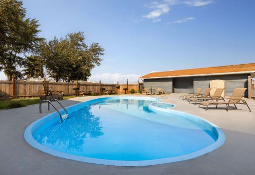 데이즈 인 바이 윈덤 리츠빌