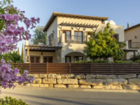 Bright apartment with shared pool in Aphrodite Hills Hotel di Kouklia