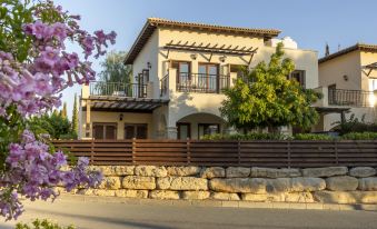 Bright apartment with shared pool in Aphrodite Hills