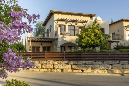 Bright apartment with shared pool in Aphrodite Hills