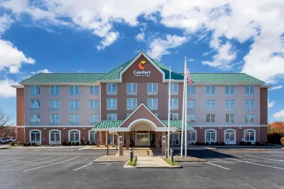 Comfort Inn & Suites Cuyahoga Falls - Akron Hotel berhampiran Funny Stop Comedy Club