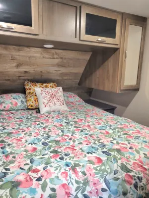 6 golf courses within 20 minutes, 30 foot camper with deck, firepit & BBQ