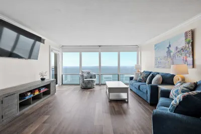 Beachfront Condo on the Boardwalk with Ocean Views โรงแรมใน