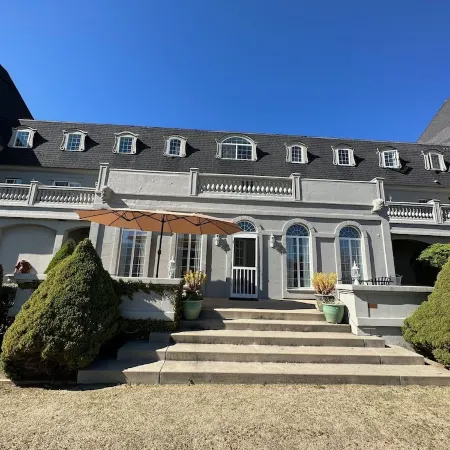 Chateau Herbe ~ Rosalind Carriage House Beautiful 1 Bedroom Apartment