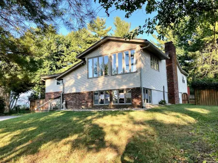 Bloomington Indiana Rental- 3BR/2BA Apartment in upper level of duplex