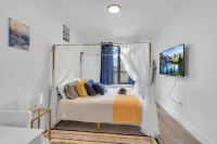 The Royal Oasis 1 BR Apt. Near NYC/EWR with an Indoor Pool & Free Parking