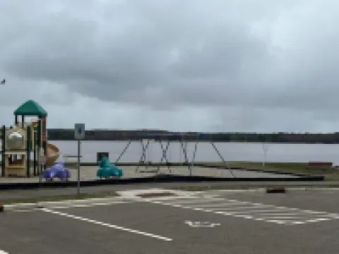 Private Log Cabin near Lake Arbutus and ATV trails デューハーストのホテル