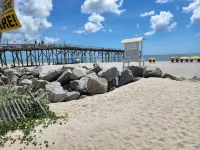 Cozy condo located one block from Carolina Beach and Freeman Park.