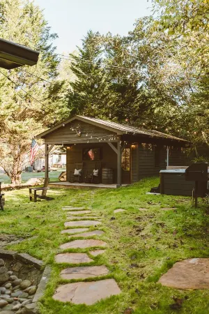 Dudley Creek Cottage; cozy little cottage. Hot tub + fire pit + arcade!