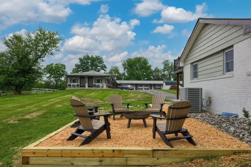 New! Sleeps 16! Across from Sight&Sound! Location! Hotel a Strasburg Township
