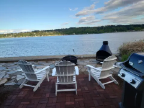 Beach Home w/King & Queen bed + Wi-Fi see Whales/Eagles Minutes to Seattle Ferry โรงแรมในเบรเมอร์ตัน