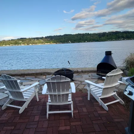 Beach Home w/King & Queen bed + Wi-Fi see Whales/Eagles Minutes to Seattle Ferry
