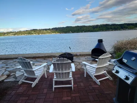 Beach Home w/King & Queen bed + Wi-Fi see Whales/Eagles Minutes to Seattle Ferry Отели рядом с достопримечательностью «Бремертон Бордуолк»