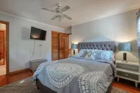 Tranquil and Stylish 4BR House Surrounded by Nature in Spartanburg Hôtels à proximité de : Duncan Park Stadium