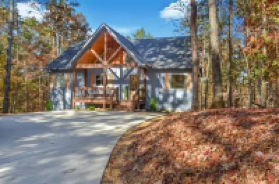 Grin & Bear It Lodge – A Luxury, Dog-Friendly Mountain Escape w Fenced Yard