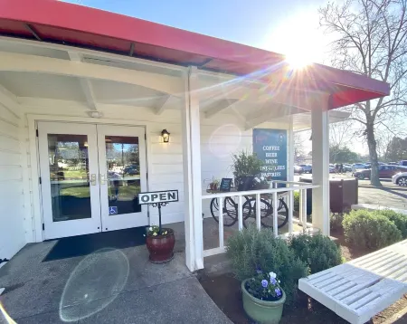 Quiet Wine Country Club Retreat - Sleeps 4 Отели рядом с достопримечательностью «The Hess Collection Winery & Art Museum»