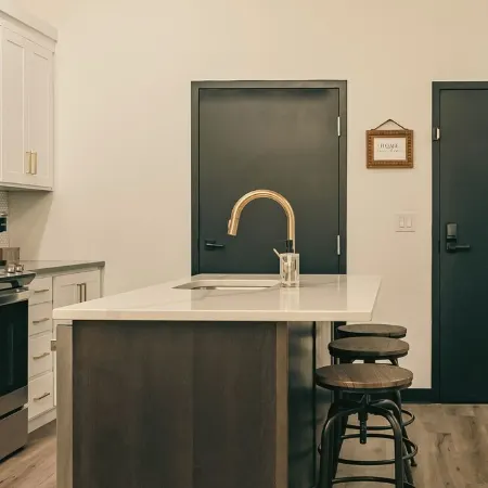 Sleeps 7 ~ Near Ice Rink ~ Netflix ~ Triple Bunk Отели в г. Логан