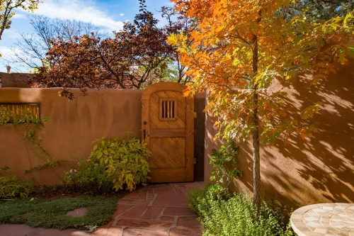 Light Filled, Spacious Casita~Walk to Downtown & Mountain Views