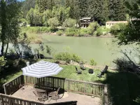 Wildwood Gardens Scenic Rustic Vacation Retreat on the River