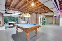 Spacious 6 bedroom house in GVL with Game Room, 2 Living Rooms, 3 King Beds Hotels in Wade Hampton