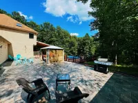 Pocono Escape with huge Pool HOT TUB,GAMEROOM,FIREPIT,near Camelback & Kalahari Hotels in 