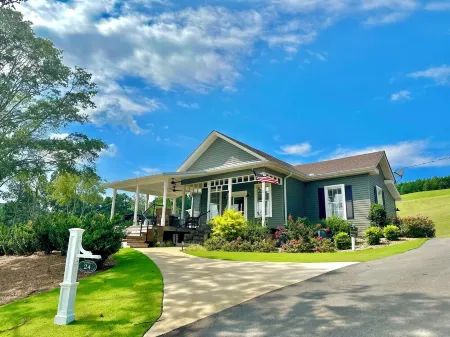 1930's Bungalow "Imperfect Perfection" Pool, Hottub, Kayaks, Firepit, & More!