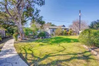 All yours! Tranquil & serene Hill Country family home on Lake Travis in Austin.
