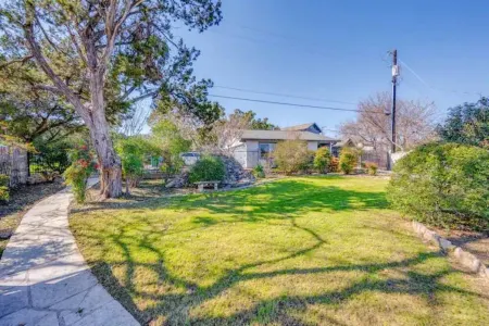 All yours! Tranquil & serene Hill Country family home on Lake Travis in Austin. Отели в г. Лейкуэй