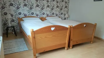 Great, cottage very well equipped. Approximately 8 minutes walk to the lake. Hotels in der Nähe von Jugendhalle Vlatten