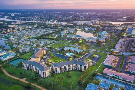 Jupiter Bay Resort Condo, steps to the beach! Comfortably sleeps family of 4! Отели рядом с достопримечательностью «Uptown Art Jupiter»