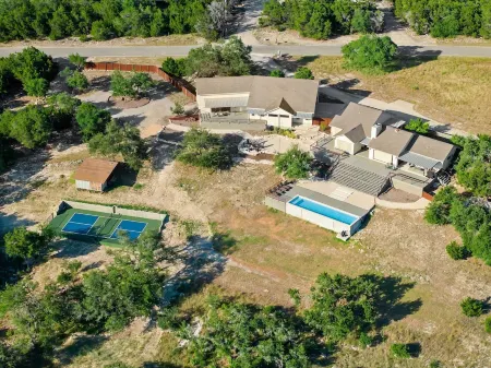 Skyline House: Heated Pool/Pickleball/Barn