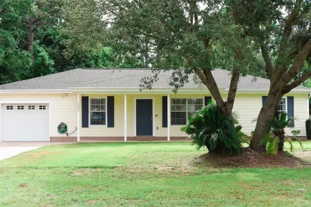 Stylish Beach Home! Hot Tub, Outdoor Living, Game Room, Fire Pit!!